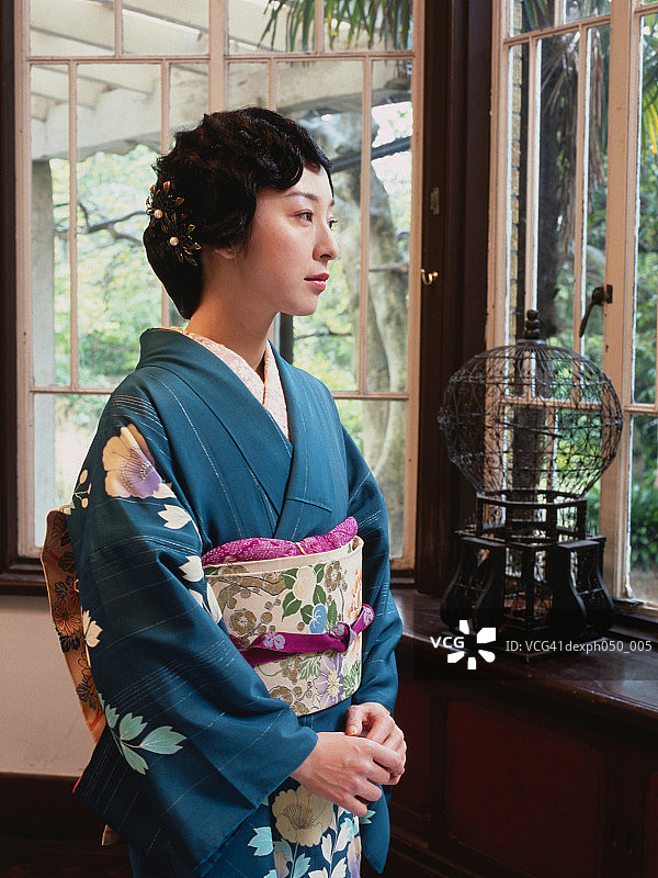 日本妇女穿着和服，画像图片素材