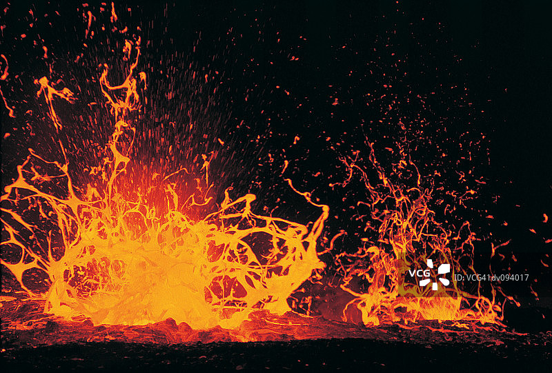 火山喷发的熔岩图片素材