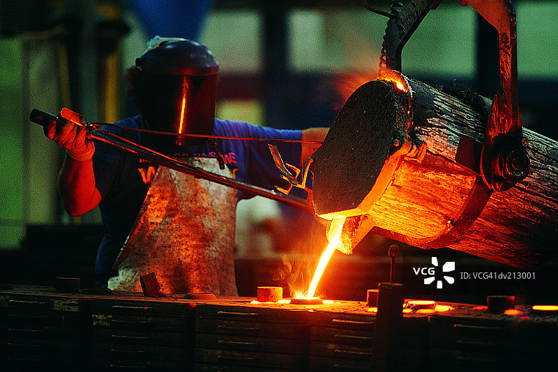 铸造工人浇铸钢材图片素材