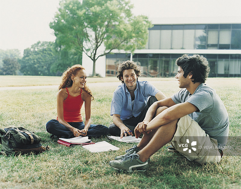 三个学生在校园里坐在户外图片素材