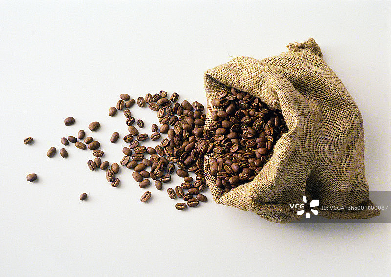 咖啡豆从粗麻袋里溢出来图片素材