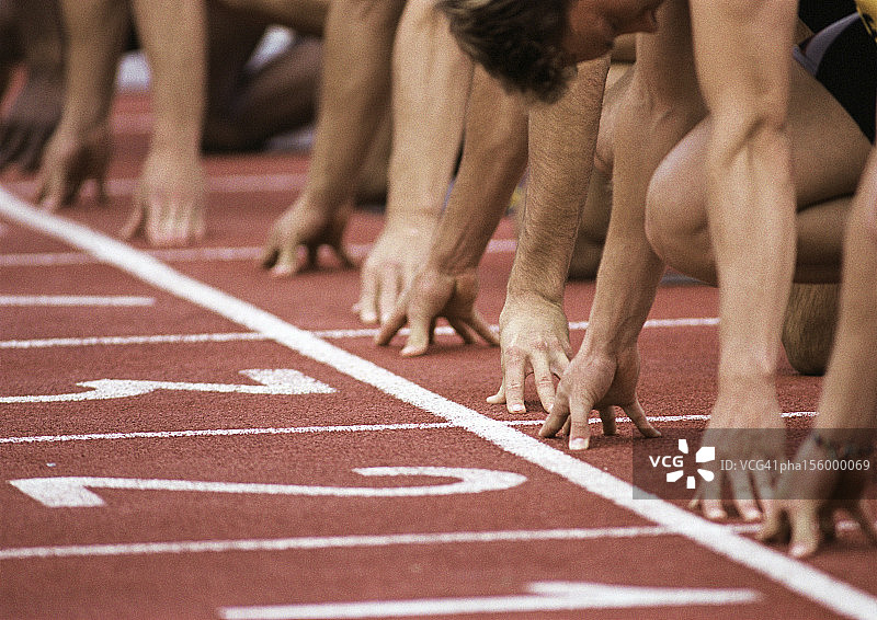 男性运动员在比赛开始时，特写图片素材
