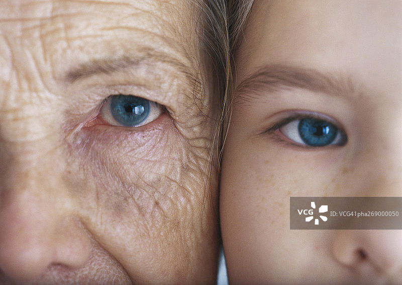 女孩和奶奶，脸贴脸，特写，局部镜头图片素材