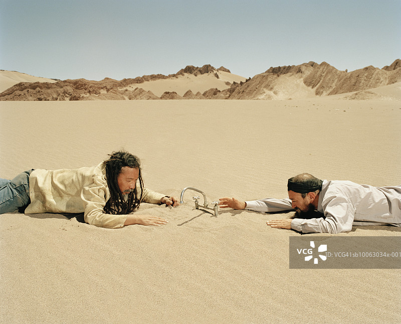 智利，圣佩德罗，阿塔卡马，两个人在沙漠中寻找水源图片素材