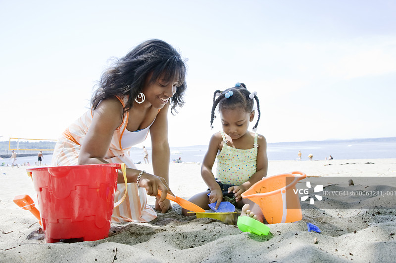 母亲和女儿(2-3)在沙滩上玩耍图片素材