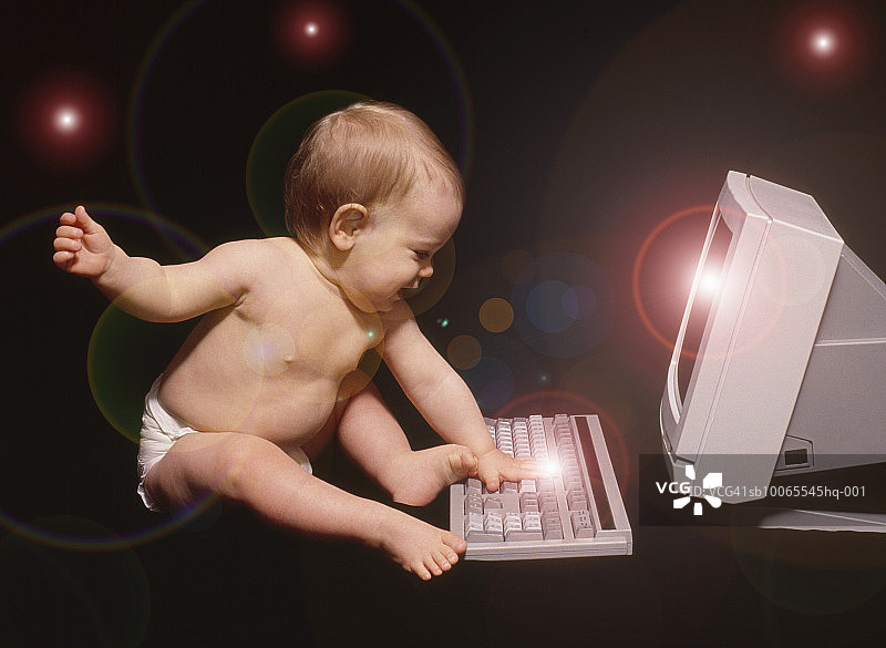 男婴(18-24个月)坐在电脑前，侧视(数码合成)图片素材