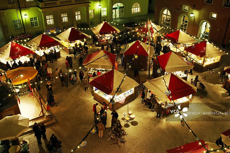 德国，巴伐利亚，雷根斯堡，圣诞市场的夜晚，高架风景图片素材