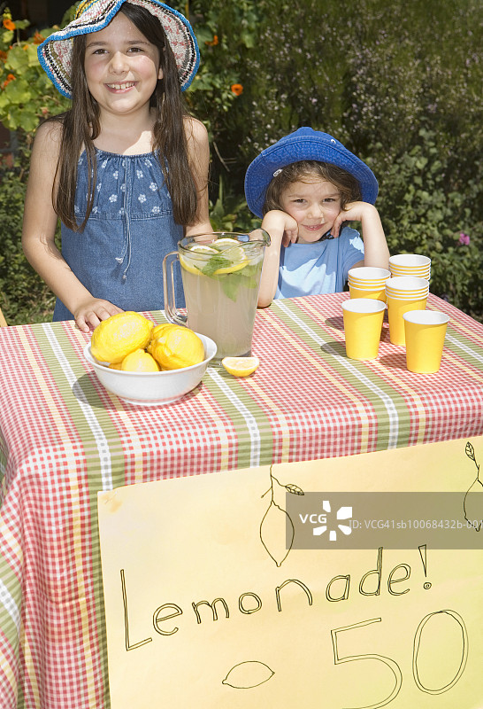 两个女孩(5-9)在小摊上卖柠檬水图片素材