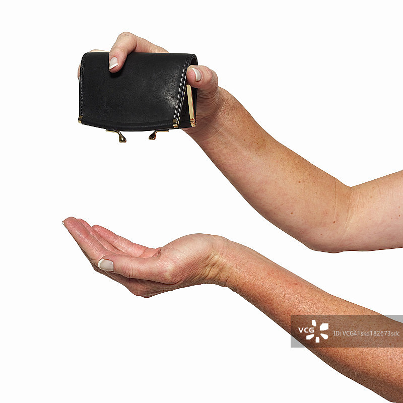 一个女人的手翻转钱包上下颠倒的特写图片素材