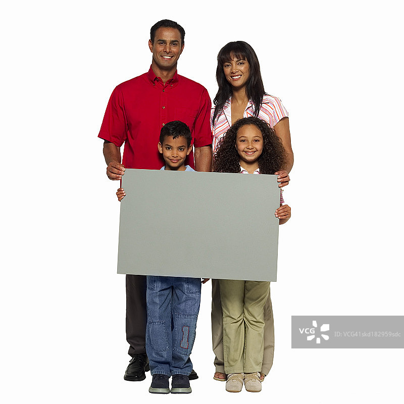 父母和他们的女儿(11-12)和儿子(10-11)举着空白标牌的肖像图片素材