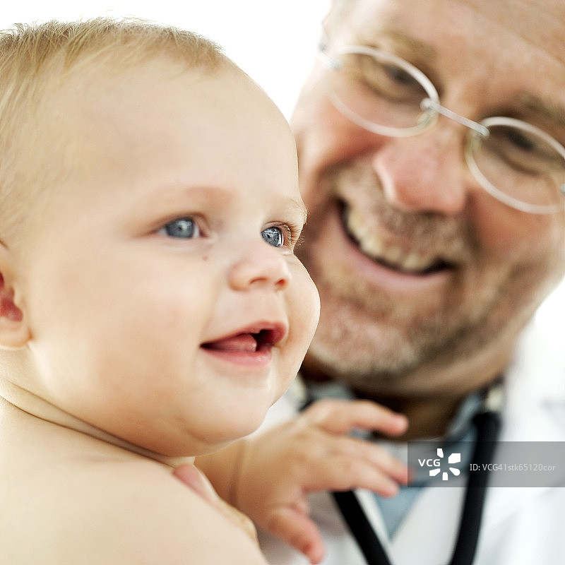 一个健康婴儿被医生检查的特写图片素材