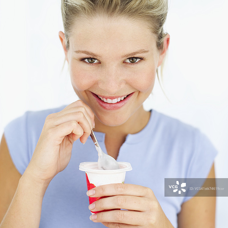 吃酸奶的女人图片素材