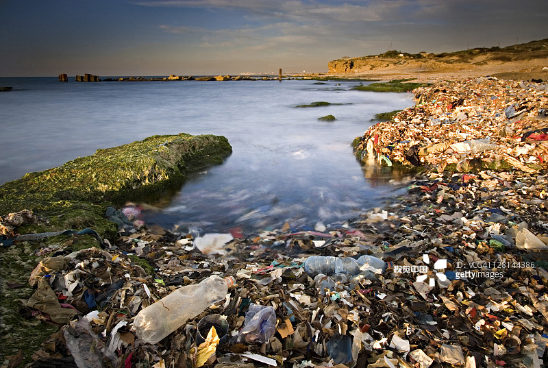 被污染的以色列中部海岸线和地中海沿岸的垃圾图片素材