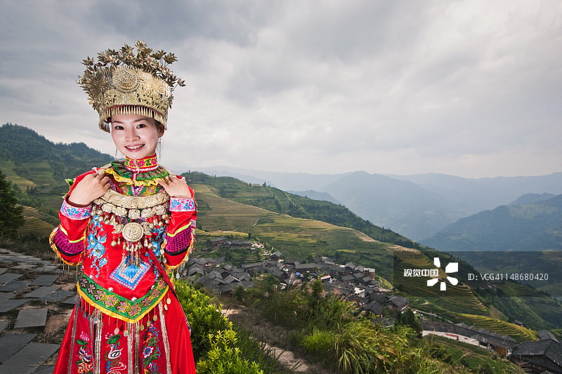 穿着传统服装的中国年轻女子在龙脊台。图片素材