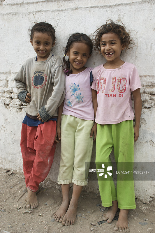 三个当地年轻女孩的肖像。图片素材