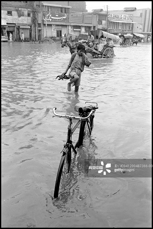 巴基斯坦，旁遮普，拉合尔，季风后洪水(B&W)图片素材