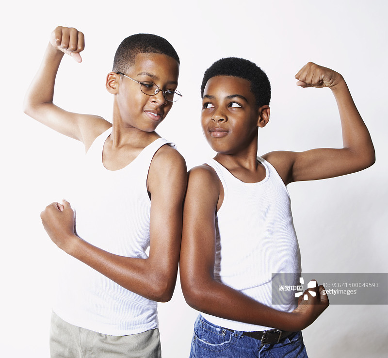 混血男孩在展示他们的肌肉图片素材