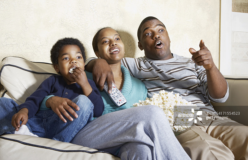 非裔美国人家庭吃着爆米花看电视图片素材