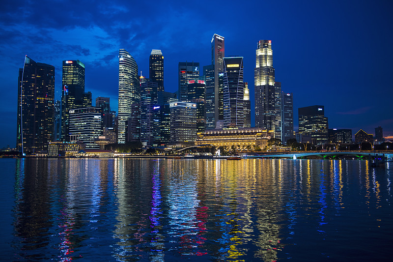 新加坡海滨附近的照明建筑图片下载