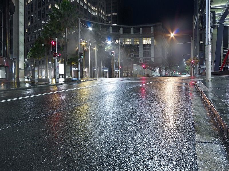 城市的街道晚上，湿漉漉的图片素材