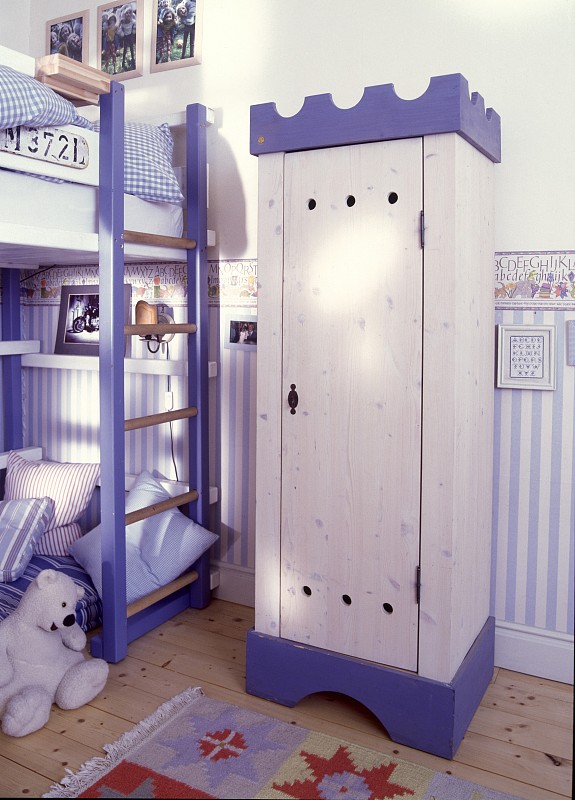 蓝白相间的城堡形橱柜布置在儿童房图片下载