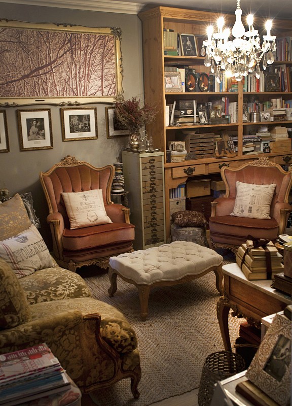 古董风格的沙发和扶手椅围绕着奥斯曼，吊灯下的客厅图片素材