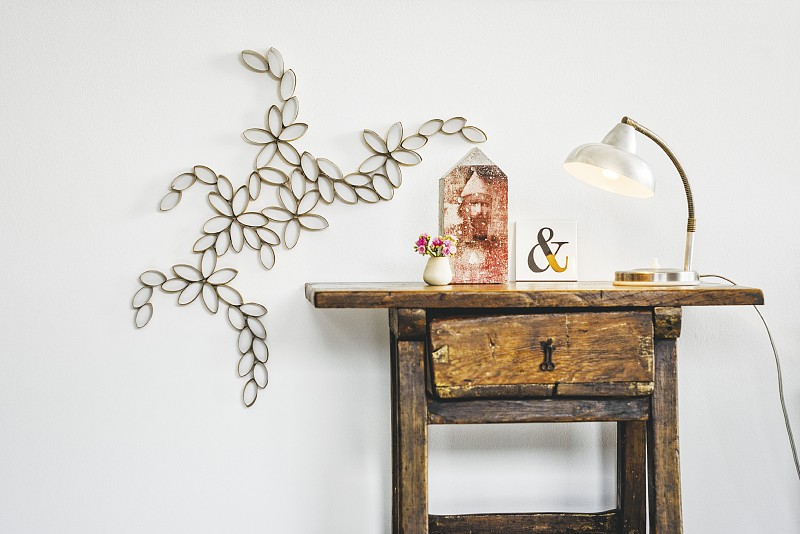 艺术花纸装饰，旁边的古董木桌和复古灯图片素材