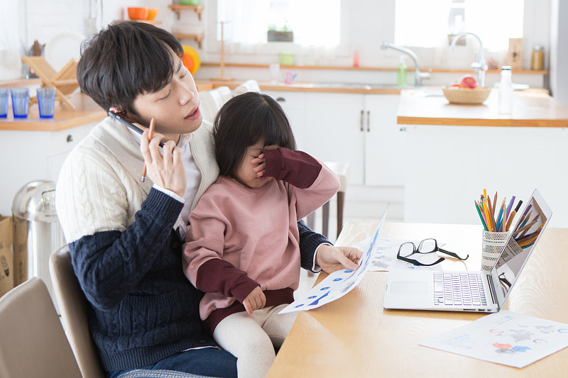 韩国人，父亲，女儿，照顾孩子，祖父母，在家工作(商业)，哭泣(脸)，无聊，聊天图片素材