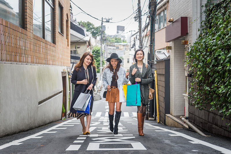 女性在东京购物图片下载