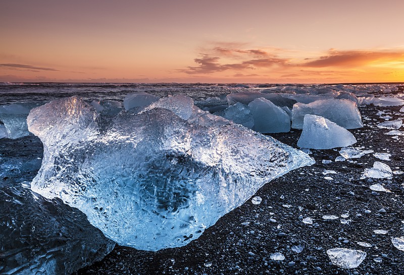 日落时分，从被冲上岸的冰山上的碎冰，冰岛东南部，冰岛，极地地区图片素材