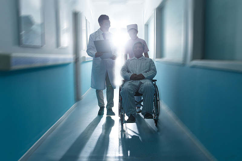 医护工作者和老年男人在医院走廊图片下载