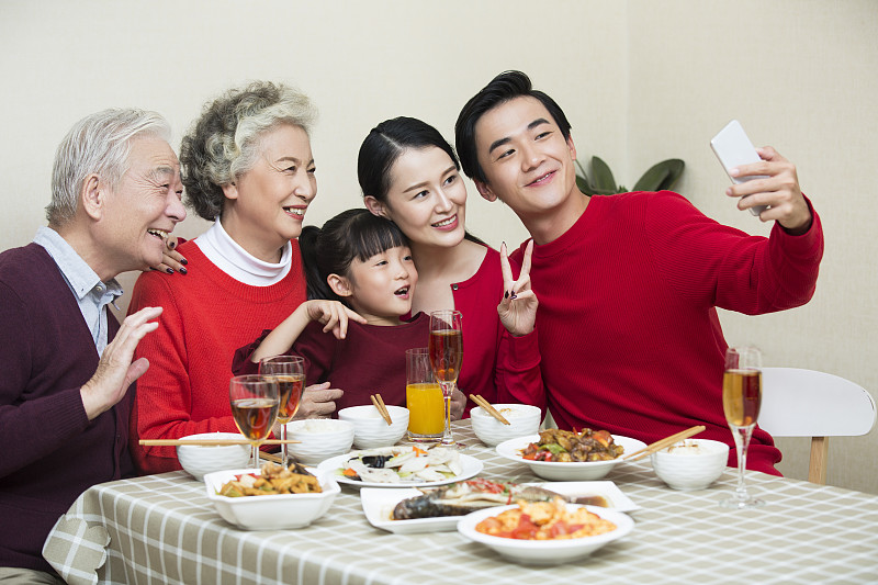 幸福家庭吃新年团圆饭图片下载