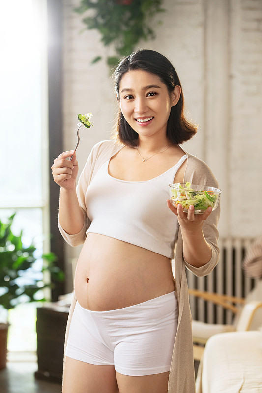 孕妇正在吃蔬菜沙拉图片素材