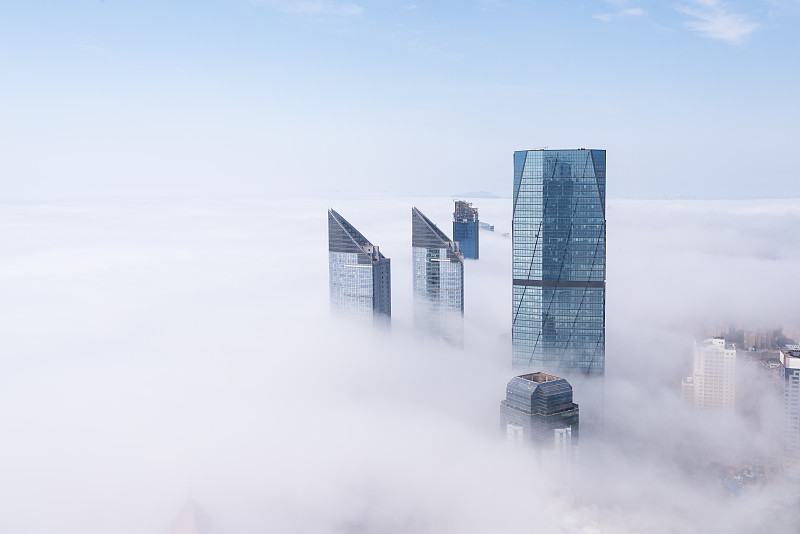 青岛东部海岸线CBD建筑群平流雾风光图片素材