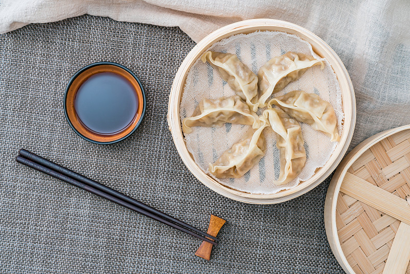 一笼中国传统美食蒸饺正上方视角图片图片下载
