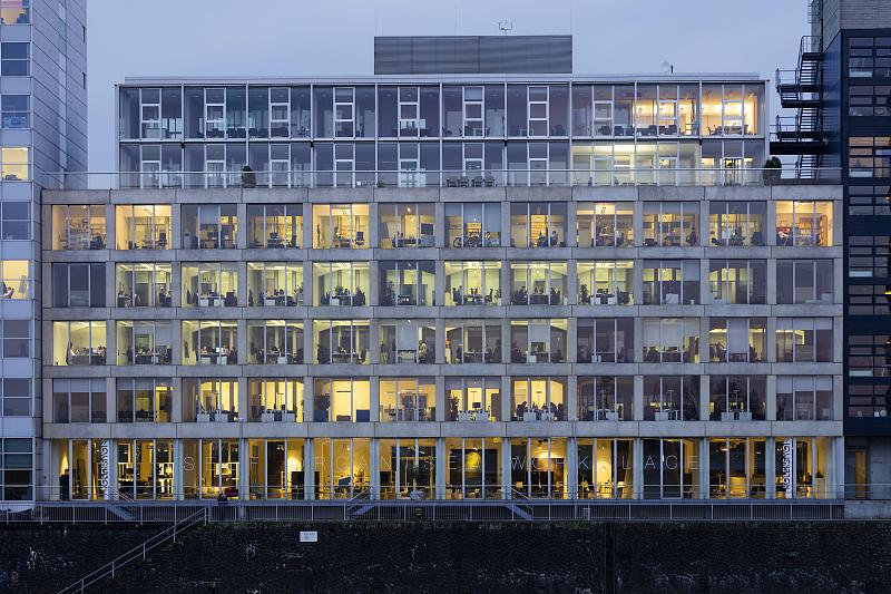 窗户正面，办公大楼在Medienhafen，杜塞尔多夫，莱茵兰，北莱茵威斯特伐利亚，德国，欧洲图片下载