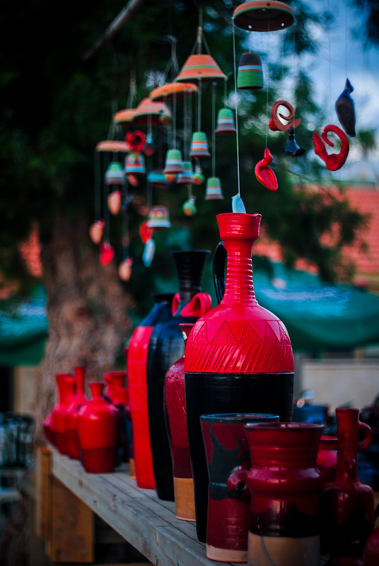 手工装饰的瓶子和风铃在市场摊位上展示图片素材