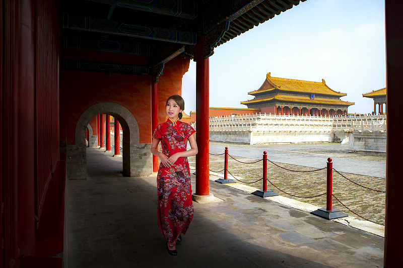 穿着红色旗袍的中国女子在中国古代的Forb图片素材