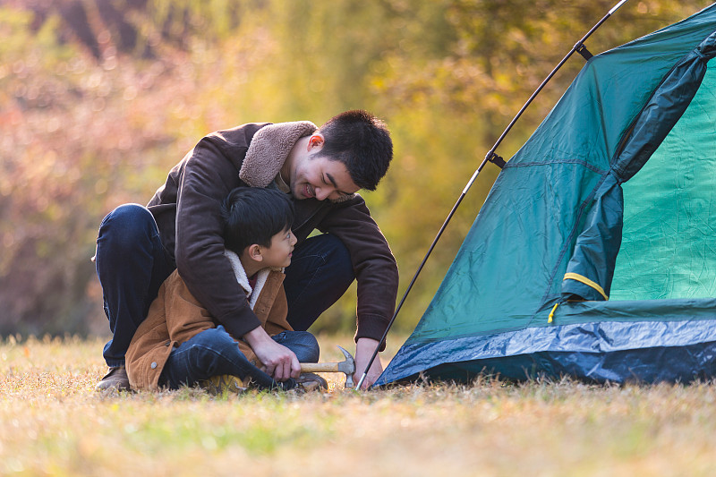 爸爸和儿子在户外露营搭帐篷图片下载