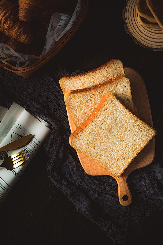 营养早餐面包和牛角包，健康的餐桌美食。图片下载