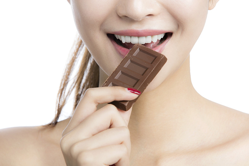吃巧克力的年轻女士图片下载