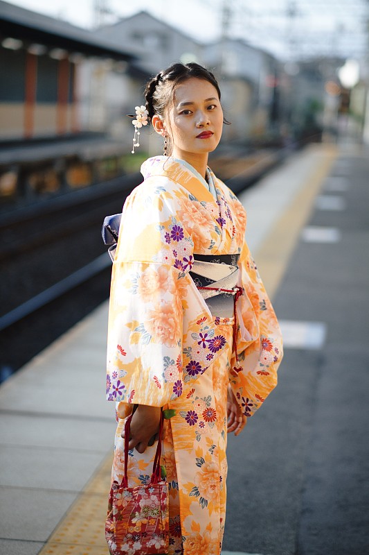 穿着和服的女人在日本京都的平台上摆姿势图片下载