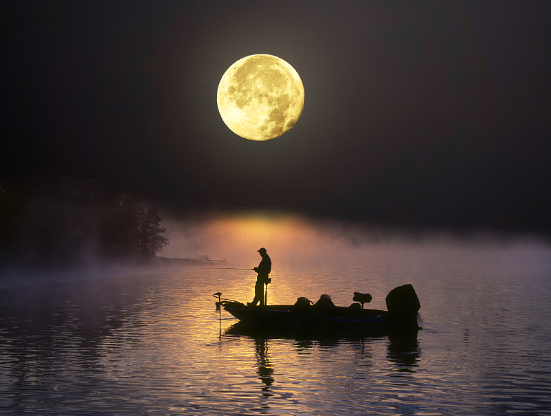 满月下，一人在渔船上图片下载