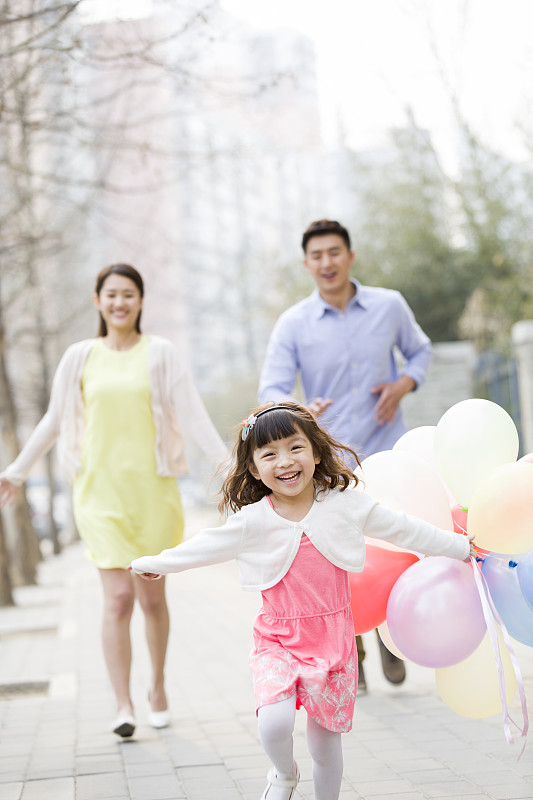幸福的三口之家和气球图片下载