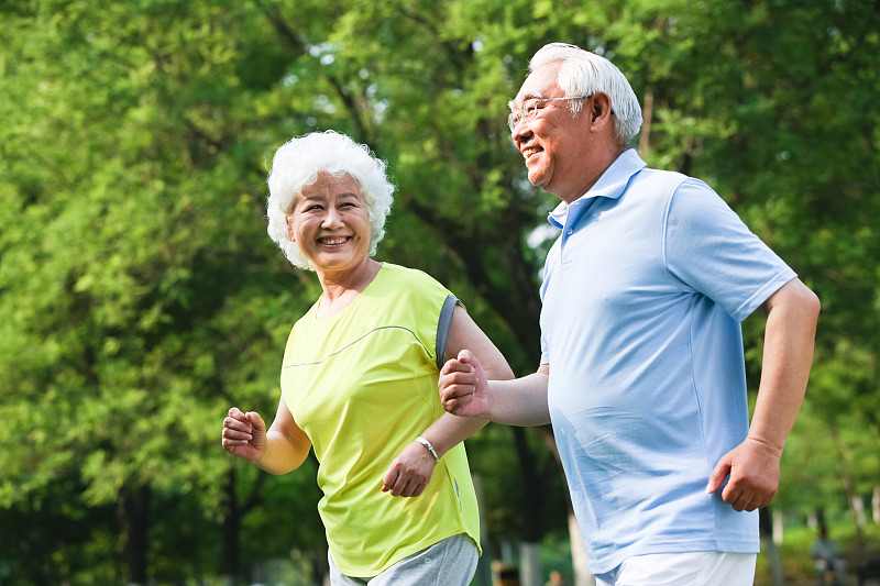 幸福的老年夫妇跑步图片下载