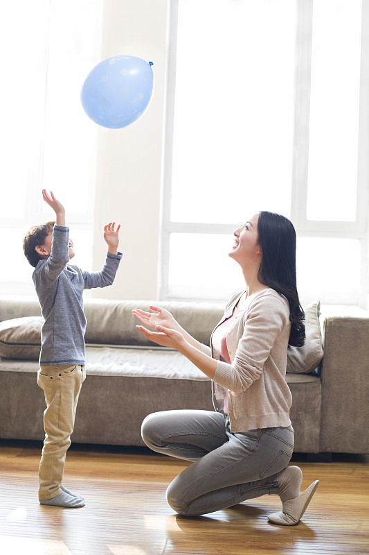 快乐的年轻母子玩气球图片下载