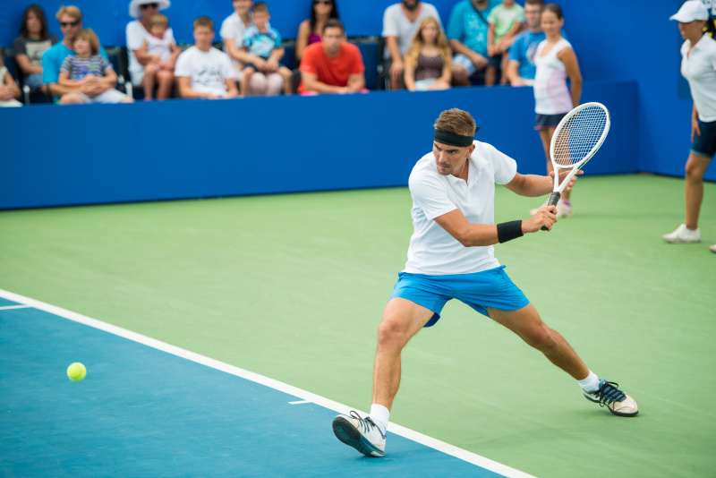 职业网球运动员在行动图片下载