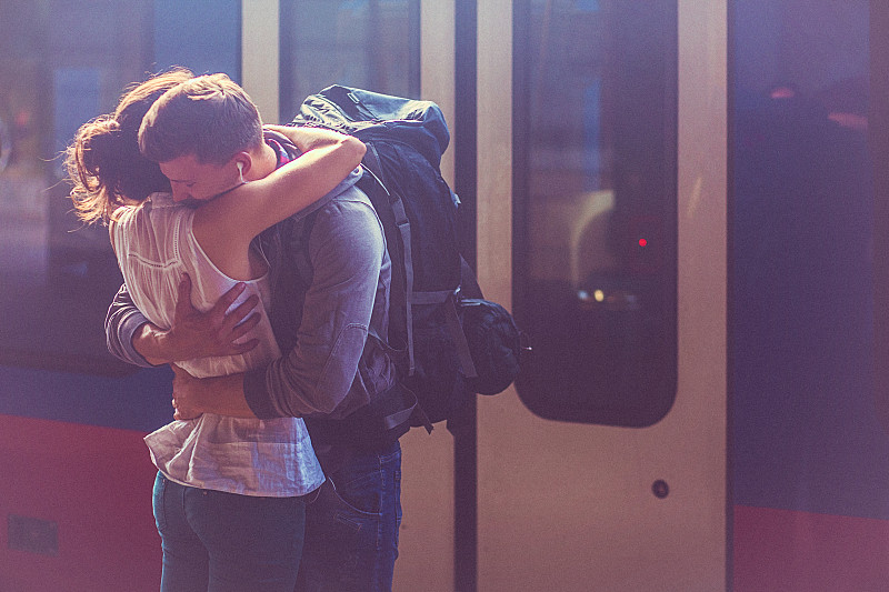女人和男人在火车站月台拥抱的肖像图片素材