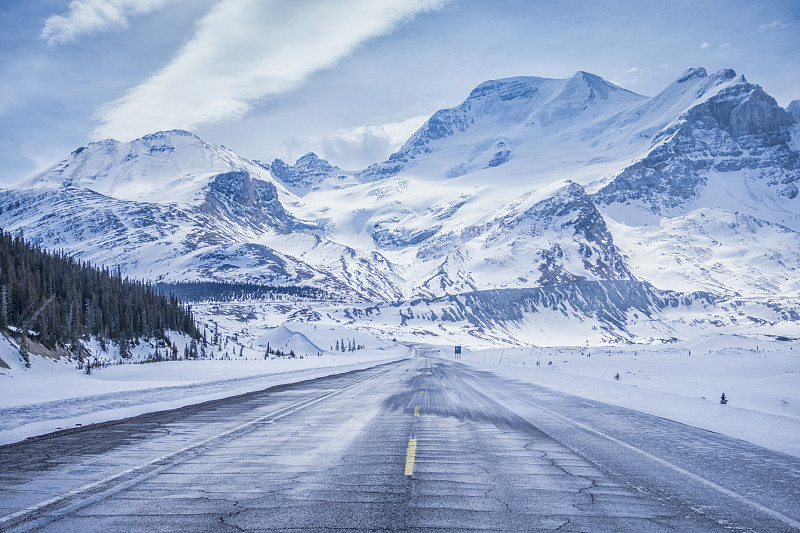雪山越过田野和结冰的道路图片下载