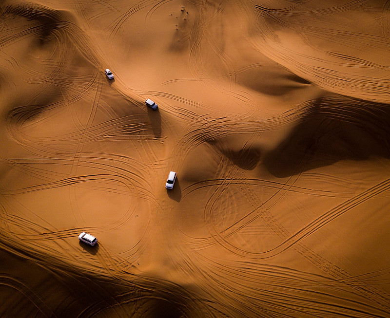 沙漠中的汽车鸟瞰图图片下载